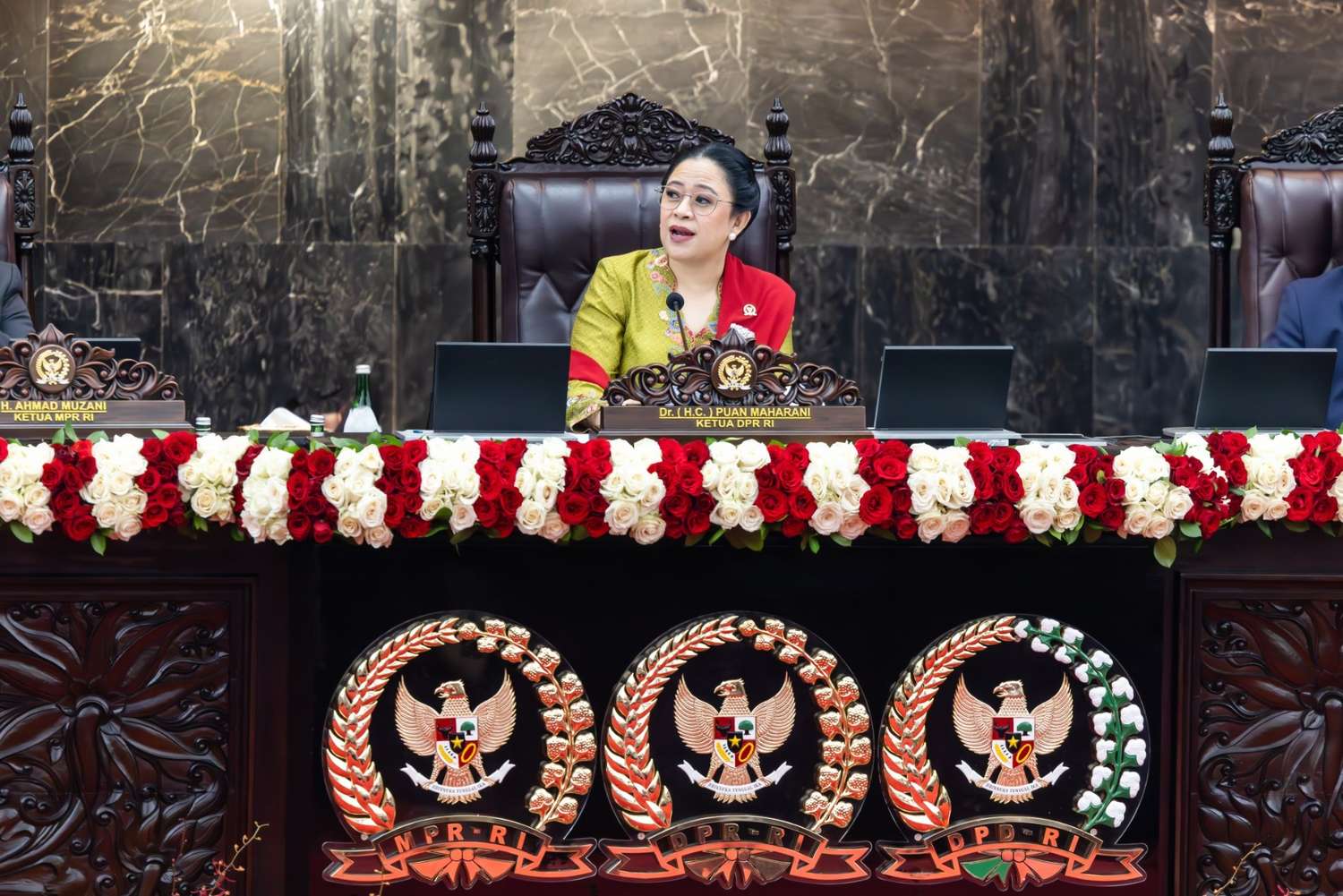 Pesona Puan dengan Kebaya dan Batik Tulis Hokokai